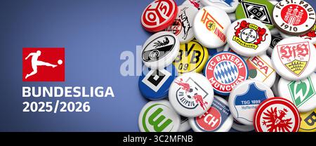 München, DEUTSCHLAND - 29. Mai 2025: Logos der 18 deutschen Fußballvereine, die in der Bundesligasaison 2025/2026 auf einem Tisch antreten. Stockfoto