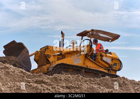 7. September 2024: Aldtsjerk-Niederlande: Mann, der einen alten Fiat-Allis-Kettenlader auf einem Sandberg während einer historischen Erdbewegungsdemonstration fährt Stockfoto