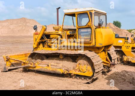 7. September 2024: Aldtsjerk-Niederlande: Ein alter Caterpillar-Bulldozer stand auf einer Sandgrube während einer historischen Erdbewegungsveranstaltung in Friesland, Show Stockfoto