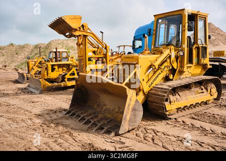 7. September 2024 - Aldtsjerk-Niederlande: Auswahl von Vintage-Raupenladern und Planierraupen während eines historischen Erdbewegungswochenendes in einer Sandgrube in Freitag Stockfoto