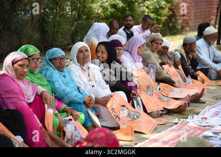Juli 10, 2019 - Srinagar, Jammu und Kaschmir, Indien - Familienangehörigen der Verschwundenen Personen halten Plakate hoch, während einer Demonstration in Srinagar.. Vereinigung der Eltern der verschwundenen Personen (APDP) begrüßt den jüngsten Bericht über die Menschenrechte aus dem Amt des Hohen Kommissars der Vereinten Nationen für Menschenrechte (OHCHR) über die Lage der Menschenrechte im Kaschmir-tal am 08. Juli 2019 veröffentlicht. Der Bericht bezieht sich auf die Verletzung der Menschenrechte in Kaschmir von Mai 2018 bis April 2019. Die ohchr Bericht hob die grobe Verletzung der Menschenrechte durch den militärischen Apparat von Indien in Kaschmir, in Stockfoto