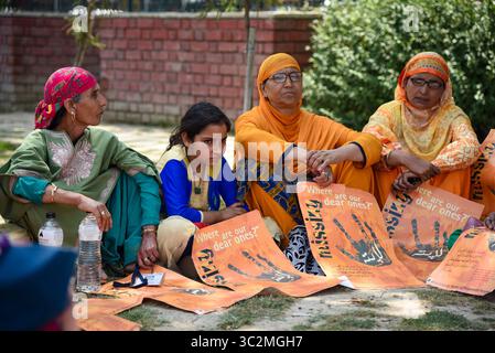 Juli 10, 2019 - Srinagar, Jammu und Kaschmir, Indien - Familienangehörigen der Verschwundenen Personen halten Plakate hoch, während einer Demonstration in Srinagar.. Vereinigung der Eltern der verschwundenen Personen (APDP) begrüßt den jüngsten Bericht über die Menschenrechte aus dem Amt des Hohen Kommissars der Vereinten Nationen für Menschenrechte (OHCHR) über die Lage der Menschenrechte im Kaschmir-tal am 08. Juli 2019 veröffentlicht. Der Bericht bezieht sich auf die Verletzung der Menschenrechte in Kaschmir von Mai 2018 bis April 2019. Die ohchr Bericht hob die grobe Verletzung der Menschenrechte durch den militärischen Apparat von Indien in Kaschmir, in Stockfoto