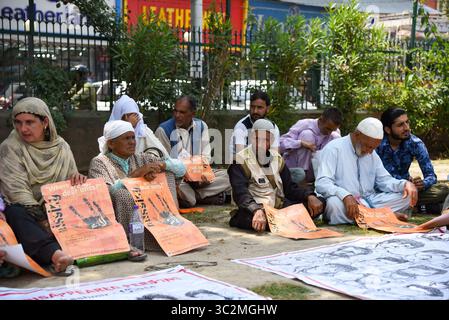 Juli 10, 2019 - Srinagar, Jammu und Kaschmir, Indien - Familienangehörigen der Verschwundenen Personen halten Plakate hoch, während einer Demonstration in Srinagar.. Vereinigung der Eltern der verschwundenen Personen (APDP) begrüßt den jüngsten Bericht über die Menschenrechte aus dem Amt des Hohen Kommissars der Vereinten Nationen für Menschenrechte (OHCHR) über die Lage der Menschenrechte im Kaschmir-tal am 08. Juli 2019 veröffentlicht. Der Bericht bezieht sich auf die Verletzung der Menschenrechte in Kaschmir von Mai 2018 bis April 2019. Die ohchr Bericht hob die grobe Verletzung der Menschenrechte durch den militärischen Apparat von Indien in Kaschmir, in Stockfoto