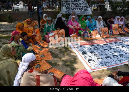 Juli 10, 2019 - Srinagar, Jammu und Kaschmir, Indien - Familienangehörigen der Verschwundenen Personen halten Plakate hoch, während einer Demonstration in Srinagar.. Vereinigung der Eltern der verschwundenen Personen (APDP) begrüßt den jüngsten Bericht über die Menschenrechte aus dem Amt des Hohen Kommissars der Vereinten Nationen für Menschenrechte (OHCHR) über die Lage der Menschenrechte im Kaschmir-tal am 08. Juli 2019 veröffentlicht. Der Bericht bezieht sich auf die Verletzung der Menschenrechte in Kaschmir von Mai 2018 bis April 2019. Die ohchr Bericht hob die grobe Verletzung der Menschenrechte durch den militärischen Apparat von Indien in Kaschmir, in Stockfoto