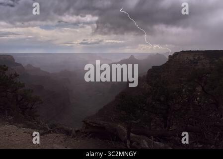 Blitzender Walhalla Point vom Cape Royal am nördlichen Rand des Grand Canyon Arizona aus gesehen. Stockfoto