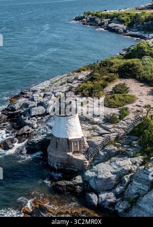 Castle Hill Lighthouse, Newport Rhode Island, USA. Der Leuchtturm befindet sich in der Narragansett Bay in Newport, Rhode Island, am Ende der historischen Stadt Stockfoto