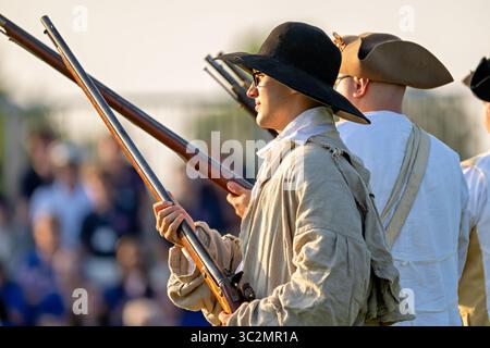 ARLINGTON Virginia // ARLINGTON, Virginia – Soldaten, die Minutemen aus der Zeit des Unabhängigkeitskriegs porträtieren, demonstrieren historische Uniformen und Waffen während der Twilight Tattoo Zeremonie der US Army im Summerall Field auf der Joint Base Myer-Henderson Hall. Das Twilight Tattoo ist ein Militärwettbewerb mit historischen Nachstellungen, die das amerikanische Militärerbe vom Unabhängigkeitskrieg bis in die Moderne zeigen. Diese kostenlose öffentliche Aufführung wird von Soldaten des 3. US-Infanterieregiments (The Old Guard) und anderen Cerem durchgeführt Stockfoto