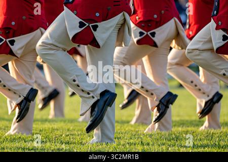 ARLINGTON, Virginia – Mitglieder der United States Army Old Guard Fife und Drum Corps marschieren in Präzisionsformation während des Twilight Tattoo der US Army auf dem Summerall Field auf der Joint Base Myer-Henderson Hall. Das Fife and Drum Corps der alten Garde, offiziell bekannt als das 3. US-Infanterieregiment Fife and Drum Corps, tritt in Uniformen der Kolonialzeit auf, die die Kontinentalarmee der Amerikanischen Revolution repräsentieren. Die Einheit dient als offizielle Zeremonialeinheit der Armee und Ehrenwache des Arlington National Cemetery. Das Army Twilight Tattoo ist ein Militärwettbewerb mit Musik, Marsch, Stockfoto