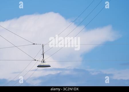 Minimalistische Deckenlaterne gegen den blauen Himmel und die Wolken Stockfoto