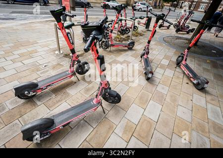 Eine Gruppe von Elektrorollern, die die Straßen von Liverpool behindern. Stockfoto