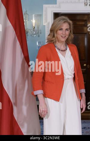 Washington, USA. Februar 2025. Die österreichische Außenministerin Beate Meinl-Reisinger hat heute am 24. Juli 2025 Gelegenheit zum Sprühfoto vor einem bilateralen Treffen im Treat Room/State Department in Washington DC, USA. (Foto: Lenin Nolly/Sopa Images) Credit: SOPA Images Limited/Alamy Live News Stockfoto