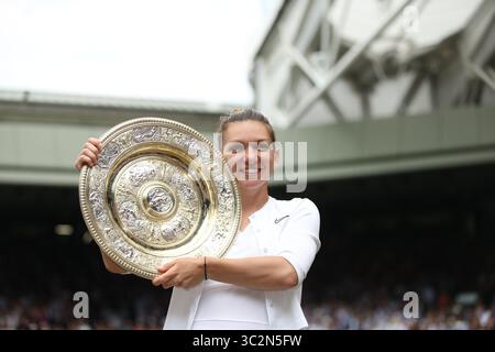 13. Juli 2019 - London, England - LONDON, ENGLAND - 13. JULI: Simona Halep nimmt am 13. Juli 2019 am Women's Singles Final der Wimbledon Tennis Championships im All England Lawn Tennis and Croquet Club Teil. (Kreditbild: © SMG via ZUMA Wire) Stockfoto