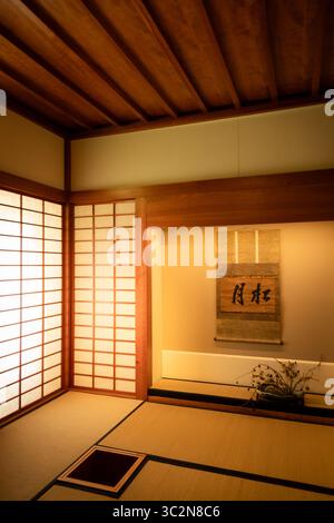 TURIN, ITALIEN – 24. MAI 2025: Innenansicht eines traditionellen japanischen Teesalons im Museum für Orientalische Kunst, in dem das kulturelle Erbe, Stockfoto