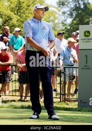 14. Juli 2019 - Silvis, Iowa, USA - Bill Haas beobachtet seinen Abschlag während der Endrunde des John Deere Classic beim TPC Deere Run in Silvis, Illinois, am Samstag, den 14. Juli 2019. (Foto: © Kevin E. Schmidt/Quad-City Times via ZUMA Wire) Stockfoto
