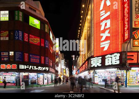18. Mai 2019 - Shinjuku, Japan, 18. Mai 2019: Neonschilder beleuchten das Tokyoâ geschäftige Stadtviertel Shinjuku in der Nacht (Foto: © Chris Putnam/ZUMA Wire) Stockfoto