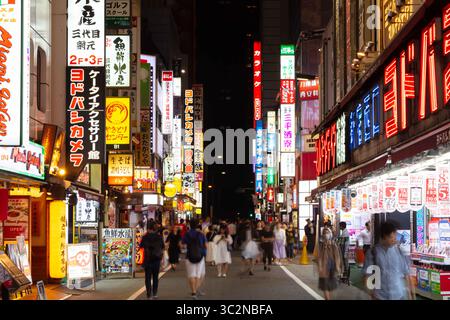 18. Mai 2019 - Shinjuku, Japan, 18. Mai 2019: Neonschilder beleuchten das Tokyoâ geschäftige Stadtviertel Shinjuku in der Nacht (Foto: © Chris Putnam/ZUMA Wire) Stockfoto