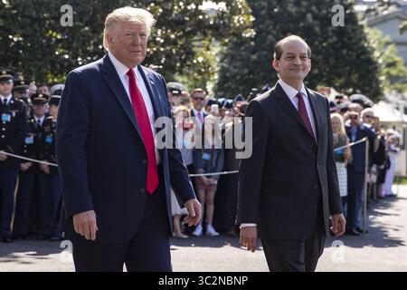 12. Juli 2019 - Washington, District of Columbia, Vereinigte Staaten von Amerika - Arbeitsminister Alexander Acosta geht mit US-Präsident Donald Trump kurz bevor er seinen Rücktritt auf dem Südrasen des Weißen Hauses ankündigt, während Trump sich am Freitag, den 12. Juli 2019 auf die Abfahrt des Weißen Hauses an Bord der Marine One vorbereitet (Foto: © Alex Edelman/ZUMA Wire) Stockfoto