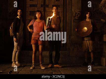 ERSCHEINUNGSDATUM: 9. August 2019 TITEL: Dora and the Lost City of Gold STUDIO: Paramount Pictures REGISSEUR: James Bobin PLOT: Dora, eine Teenager-Entdeckerin, führt ihre Freunde auf ein Abenteuer, um ihre Eltern zu retten und das Geheimnis hinter einer verlorenen Stadt aus Gold zu lösen. DIE HAUPTROLLEN SIND MADELEINE MADDEN, ISABELA MONER ALS DORA, JEFF WAHLBERG UND NICHOLAS COOMBE. (Kreditbild: © Paramount Pictures/Entertainment Pictures/ZUMAPRESS.com) Stockfoto