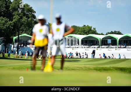 14. Juli 2019 – Silvis, Iowa, USA – Zuschauer überqueren das 18. Loch während der Finalrunde des John Deere Classic Sunday, 14. Juli 2019, beim TPC Deere Run in Silvis. (Bild: © Meg McLaughlin/Mmclaughlin@Qconl/Quad-City Times via ZUMA Wire) Stockfoto