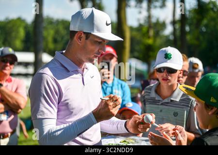14. Juli 2019: Silvis, Iowa, USA - PGA-Golfspieler Dylan Frittelli unterzeichnet Autogramme, nachdem er den John Deere Classic Sunday, 14. Juli 2019, beim TPC Deere Run in Silvis gewonnen hat. (Bild: © Meg McLaughlin/Mmclaughlin@Qconl/Quad-City Times via ZUMA Wire) Stockfoto