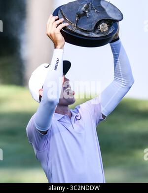 14. Juli 2019 - Silvis, Iowa, USA - PGA-Golfspieler Dylan Frittelli hält sich die Zunge heraus, nachdem er den John Deere Classic Sunday, 14. Juli 2019, beim TPC Deere Run in Silvis gewonnen hat. (Bild: © Meg McLaughlin/Mmclaughlin@Qconl/Quad-City Times via ZUMA Wire) Stockfoto