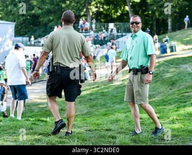 14. Juli 2019 – Silvis, Iowa, USA – der Polizist Michael Griffin arbeitet während der Finalrunde des John Deere Classic Sunday, 14. Juli 2019, am TPC Deere Run in Silvis. (Bild: © Meg McLaughlin/Mmclaughlin@Qconl/Quad-City Times via ZUMA Wire) Stockfoto