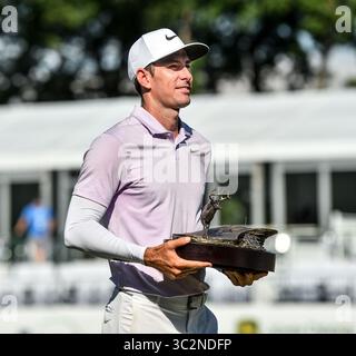 14. Juli 2019: Silvis, Iowa, USA – PGA-Golfer Dylan Frittelli gewinnt die Trophäe, nachdem er den John Deere Classic Sunday, 14. Juli 2019, beim TPC Deere Run in Silvis gewonnen hat. (Bild: © Meg McLaughlin/Mmclaughlin@Qconl/Quad-City Times via ZUMA Wire) Stockfoto