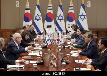15. Juli 2019 - Seoul, SÜDKOREA - 15. Juli 2019 - Seoul, Südkorea-Südkoreanischer Präsident Moon Jae-in (3. Aus R) hält im Präsidialbüro in Seoul, Südkorea, ein Gipfeltreffen mit dem israelischen Präsidenten Reuven Rivlin (3. Aus L) ab. Rivlin kam am 14. Juli für einen fünftägigen Besuch in Südkorea an. (Bild: © President Office via ZUMA Wire) Stockfoto