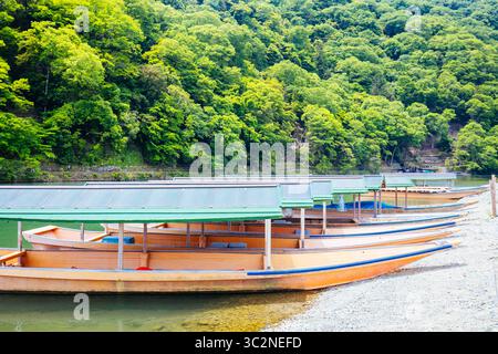 Mai 2019 - Reihenboote auf dem Katsura-Fluss im Bezirk Arashiyama in Kyoto, Japan (Kreditbild: © Chris Putnam/ZUMA Wire) Stockfoto