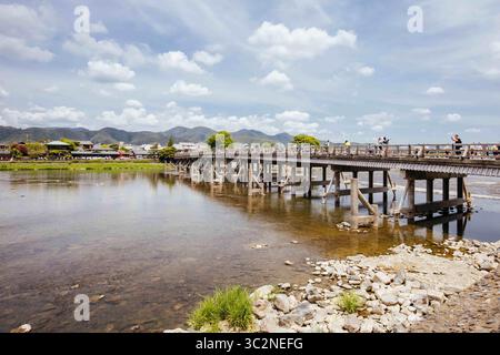 16. Mai 2019 – die Togetsu-Brücke überquert den Katsura-Fluss im Arashiyama-Bezirk in Kyoto, Japan (Foto: © Chris Putnam/ZUMA Wire) Stockfoto
