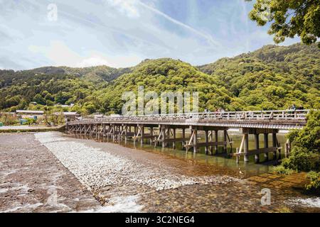 16. Mai 2019 – die Togetsu-Brücke überquert den Katsura-Fluss im Arashiyama-Bezirk in Kyoto, Japan (Foto: © Chris Putnam/ZUMA Wire) Stockfoto