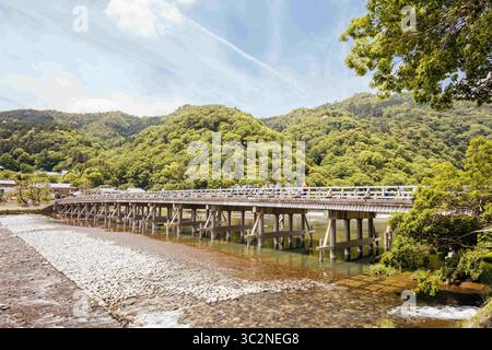 16. Mai 2019 – die Togetsu-Brücke überquert den Katsura-Fluss im Arashiyama-Bezirk in Kyoto, Japan (Foto: © Chris Putnam/ZUMA Wire) Stockfoto
