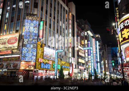 18. Mai 2019 - Shinjuku, Japan, 18. Mai 2019: Neonschilder beleuchten das Tokyoâ geschäftige Stadtviertel Shinjuku in der Nacht (Foto: © Chris Putnam/ZUMA Wire) Stockfoto