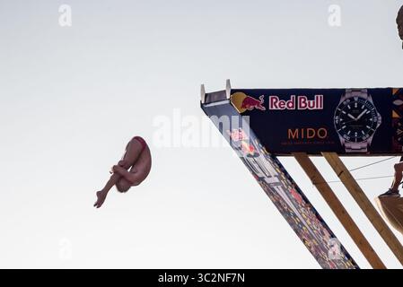 14. Juli 2019 – Libanon – der polnische Hochtaucher Kris Kolanus springt während des Wettkampfs aus 27 m Höhe bei Rauche Rocks. Im Rahmen einer von RedBull gesponserten Welttournee nehmen Hochtaucher aus aller Welt an Klippensprüngen Teil. Aus Höhen von 20 m sprangen sie auf starke Winde und raue See. (Kreditbild: © Elizabeth Fitt/SOPA Images via ZUMA Wire) Stockfoto