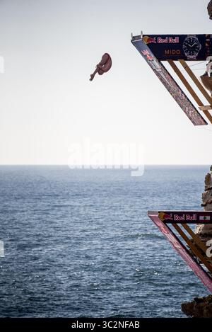 14. Juli 2019 – Libanon – der polnische Hochtaucher Kris Kolanus springt während des Wettkampfs aus 27 m Höhe bei Rauche Rocks. Im Rahmen einer von RedBull gesponserten Welttournee nehmen Hochtaucher aus aller Welt an Klippensprüngen Teil. Aus Höhen von 20 m sprangen sie auf starke Winde und raue See. (Kreditbild: © Elizabeth Fitt/SOPA Images via ZUMA Wire) Stockfoto