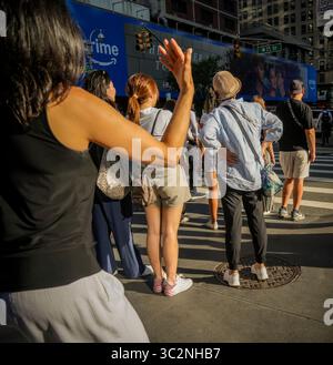 Aktivitäten am Times Square in New York am Mittwoch, 9. Juli 2025. New York City erlebt in diesem Jahr einen Rückgang des Tourismus, der Berichten zufolge auf die Politik der Trump-Regierung zurückzuführen ist. (© Richard B. Levine) Stockfoto