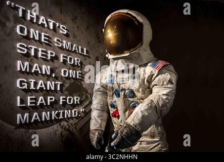 12. Juli 2019 - Washington, DC, USA - der Anzug A7-L, A19730040000, Apollo 11, der von Astronaut Neil Armstrong getragen wurde, als er auf dem Mond auf der Erfindung der Aerial Age Gallery des National Air and Space Museum am 12. Juli 2019 in Washington, DC, zu sehen war. Die Ausstellung feiert den 50. Jahrestag des Starts der Mission Apollo 11. (Kreditbild: © Eric Long über ZUMA Wire) Stockfoto
