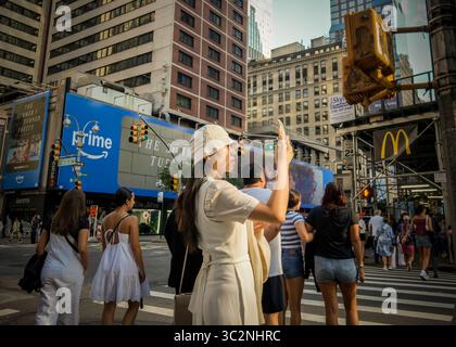 Aktivitäten am Times Square in New York am Mittwoch, 9. Juli 2025. New York City erlebt in diesem Jahr einen Rückgang des Tourismus, der Berichten zufolge auf die Politik der Trump-Regierung zurückzuführen ist. (© Richard B. Levine) Stockfoto