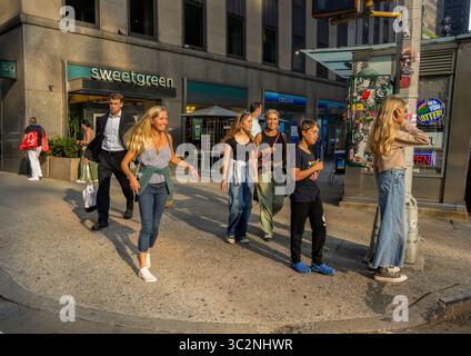 Aktivitäten am Times Square in New York am Mittwoch, 9. Juli 2025. New York City erlebt in diesem Jahr einen Rückgang des Tourismus, der Berichten zufolge auf die Politik der Trump-Regierung zurückzuführen ist. (© Richard B. Levine) Stockfoto