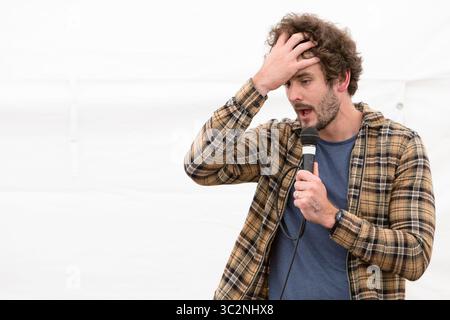 14. Juli 2019 – Northampton, Großbritannien – der Comedian Josh Pugh führt seine Show Vielleicht die Real Comedy Awards sind die Freunde, die wir unterwegs gemacht haben, am zweiten Tag des Comedy Crate Comedy Festivals 2019 in Northampton auf. (Kreditbild: © Keith Mayhew/SOPA Images via ZUMA Wire) Stockfoto