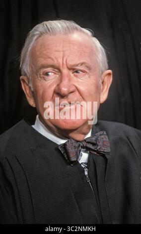 JOHN PAUL STEVENS (* 20. April 1920 bis 16. Juli 2019) war ein US-amerikanischer Anwalt und Jurist, der von 1975 bis zu seiner Pensionierung 2010 als Associate Justice am Obersten Gerichtshof der Vereinigten Staaten tätig war. Zum Zeitpunkt seiner Pensionierung war er der zweitälteste Richter in der Geschichte des Hofes. ABBILDUNG: 04. Dezember 1991, Washington, District of Columbia, USA: Associate Justice JOHN PAUL STEVENS in DC (Kreditbild: © Pamela Price/ZUMA Press) Stockfoto