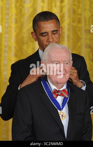 JOHN PAUL STEVENS (* 20. April 1920 bis 16. Juli 2019) war ein US-amerikanischer Anwalt und Jurist, der von 1975 bis zu seiner Pensionierung 2010 als Associate Justice am Obersten Gerichtshof der Vereinigten Staaten tätig war. Zum Zeitpunkt seiner Pensionierung war er der zweitälteste Richter in der Geschichte des Hofes. BILD: 29. Mai 2012: US-Präsident BARACK OBAMA überreicht den pensionierten Richter JOHN PAUL STEVENS am Obersten Gerichtshof der USA im Rahmen einer prestigeträchtigen Zeremonie im Weißen Haus die Presidential Medal of Freedom. (Kreditbild: Christy Bowe/ZUMA Wire) Stockfoto
