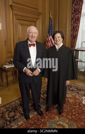 JOHN PAUL STEVENS (April 20, 1920 - Juli 16, 2019) war ein US-amerikanischer Rechtsanwalt und Jurist, die als Associate Gerechtigkeit des Obersten Gerichtshofs der Vereinigten Staaten von 1975 bis zu seiner Pensionierung im Jahr 2010 serviert. Bei seinem Eintritt in den Ruhestand, war er der älteste - das Recht in der Geschichte des Gerichtshofes. Im Bild: Oktober 1, 2010 - Washington, District of Columbia, USA - Teilnehmer-Gerechtigkeit John Paul Stevens, (im Ruhestand) und Associate Justice ELENA KAGAN in der Justiz Konferenzraum vor der Justiz Kagan Ordensverleihung an den Obersten Gerichtshof der USA. (Bild: © Steve Petteway/CNP über ZUMA Draht Stockfoto