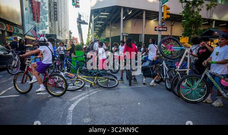 Radfahrer am Times Square in New York am Mittwoch, 23. Juli 2025. New York City erlebt in diesem Jahr einen Rückgang des Tourismus, der Berichten zufolge auf die Politik der Trump-Regierung zurückzuführen ist. (© Richard B. Levine) Stockfoto
