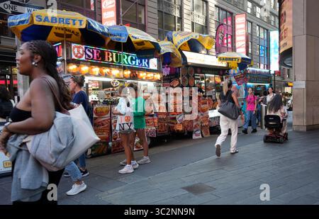 Aktivitäten am Times Square in New York am Mittwoch, 23. Juli 2025. New York City erlebt in diesem Jahr einen Rückgang des Tourismus, der Berichten zufolge auf die Politik der Trump-Regierung zurückzuführen ist. (© Richard B. Levine) Stockfoto