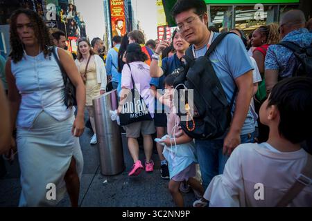 Aktivitäten am Times Square in New York am Mittwoch, 23. Juli 2025. New York City erlebt in diesem Jahr einen Rückgang des Tourismus, der Berichten zufolge auf die Politik der Trump-Regierung zurückzuführen ist. (© Richard B. Levine) Stockfoto