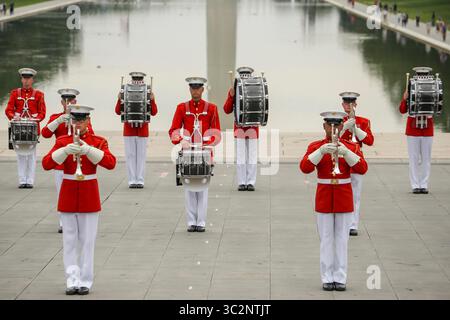 16. Juli 2019 – Washington, District of Columbia, USA – die US Marine Drum and Bugle Corps treten am 16. Juni 2019 bei einer Sunset Parade im Lincoln Memorial in Washington, D.C. auf. Generalleutnant Michael A. Rocco, stellvertretender Kommandant, Manpower and Reserve Affairs, war der Gastbeamte und der ehrenwerte Mr. Gregory J. Slavonic, stellvertretender Sekretär der Navy für Manpower and Reserve Affairs, war Ehrengast. (Kreditbild: © U.S. Marines/ZUMA Wire/ZUMAPRESS.com) Stockfoto