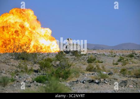 17. Juli 2019 - Fort Irwin, Kalifornien, USA - Soldaten des 236th Brigade Engineer Battalion detonieren C4 von einem gepanzerten Fahrzeug, während sie während ihrer 19-09 Rotation unter dem 30th Armored Brigade Combat Team am 17. Juli 2019 im National Training Center einen Live-Brand der Minenräumungslinie durchführen. Die NTC ist eine Trainingseinrichtung, die dazu dient, echte Kampfszenarien zu simulieren, die die Bereitschaft der Krieger unter Verwendung ihrer militärischen Berufsspezialität in einer High-Speed-Umgebung testen. (Kreditbild: © U.S. Marines/ZUMA Wire/ZUMAPRESS.com) Stockfoto
