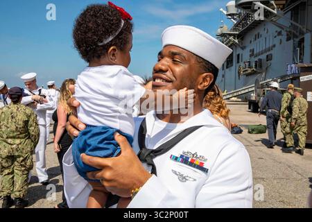 18. Juli 2019: Virginia, USA: Der Logistikspezialist der 3. Klasse Azeire Martin, der dem Amphibienschiff USS Kearsarge (LHD 3) der Wasp-Klasse zugeteilt wurde, begrüßt seine Tochter auf dem Pier während Kearsarges Homecoming. Die Kearsarge Amphibious Ready Group kehrt von einem regelmäßig geplanten, siebenmonatigen Einsatz zur Unterstützung der maritimen Sicherheitsoperationen und der Zusammenarbeit im Bereich der Theatersicherheit in den Einsatzgebieten der 5. Und 6. US-Flotte zurück. (Kreditbild: © U.S. Navy/ZUMA Wire/ZUMAPRESS.com) Stockfoto