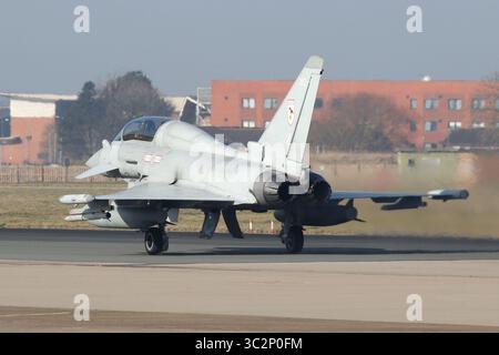 RAF Typhoon T3 von 29 Squadron auf dem südlichen Rollweg bei RAF Coningsby in Lincolnshire. Stockfoto